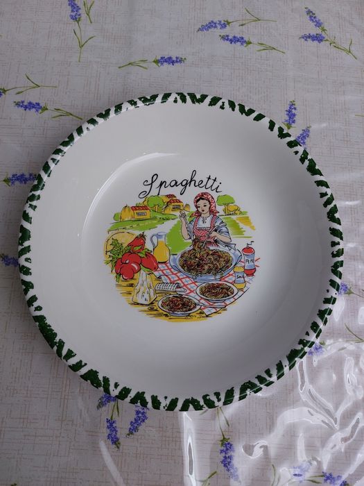 Блюдо и две тарелки