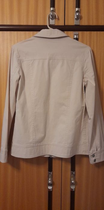 Продавам бежово яке