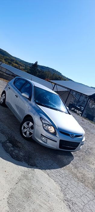 Hyunda i30 1.4 бензин мисля че мотора е за лагери ..