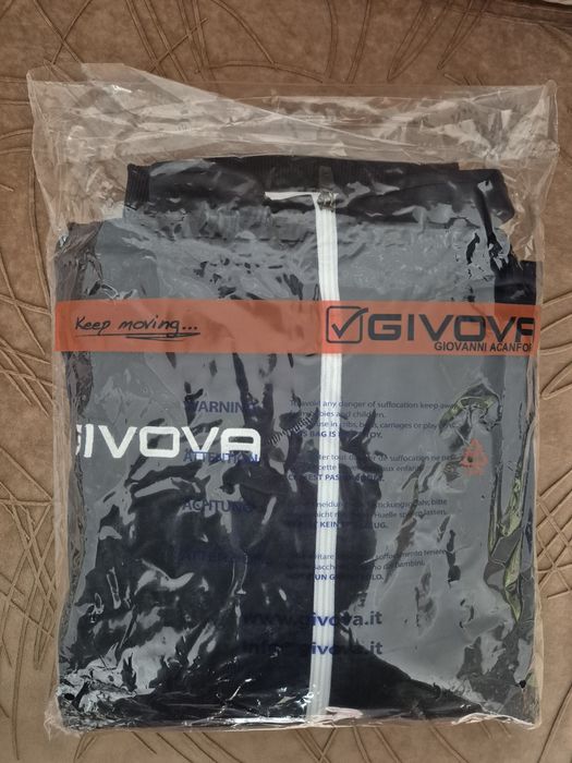 Мъжкият Анцуг GIVOVA