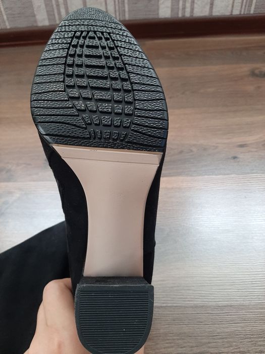 Продам новые замшевые сапоги