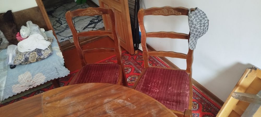 Oshxonaga ochilib yopiladigan stol 6 ta stuli bilan sotiladi