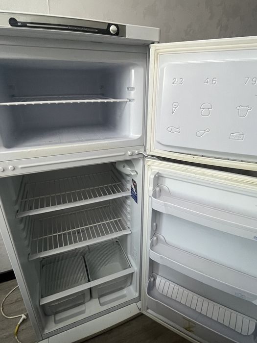 Холодильник lndesit,двухкамерный.Рабочий,охлаждает и морозит хорошо