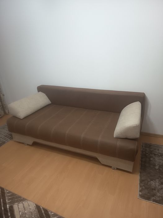 Canapea extensibilă cu ladă de depozitare – stare foarte bună
Preț: 1.800 lei – negociabil
Vân.