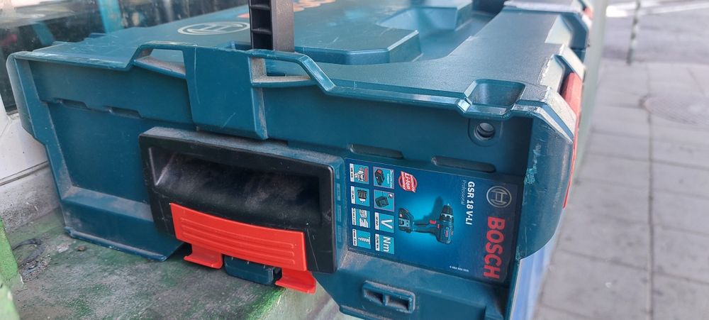 Продавам акумулаторна бормашина син Bosch