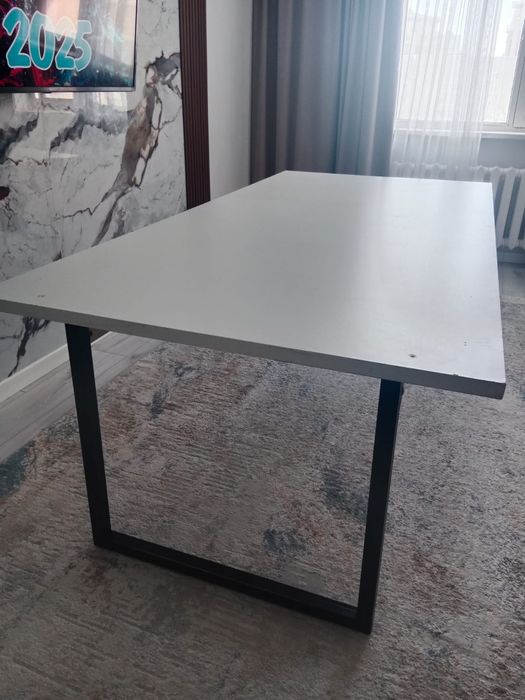 Продам стол для гостинной