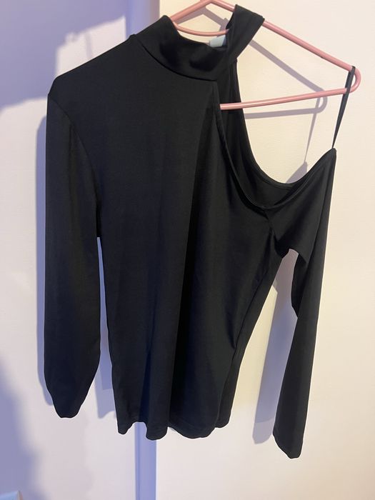 Дамски блузи с  асиметрично изрязано рамо