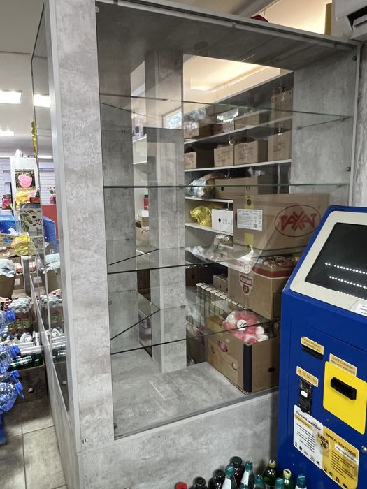 Стеллажи витрины