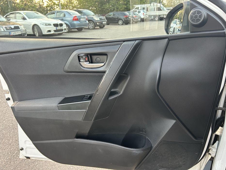 Vand toyota auris hibrid 2018