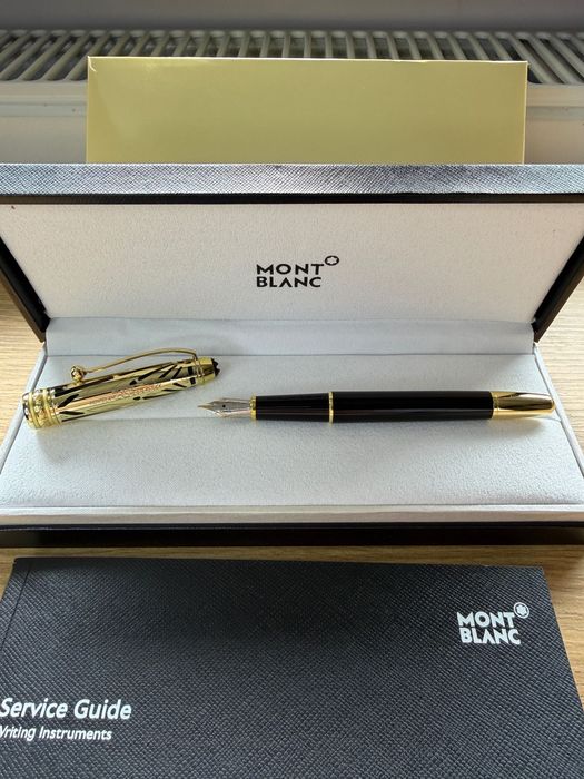 Stilou Montblanc negru si auriu model nou