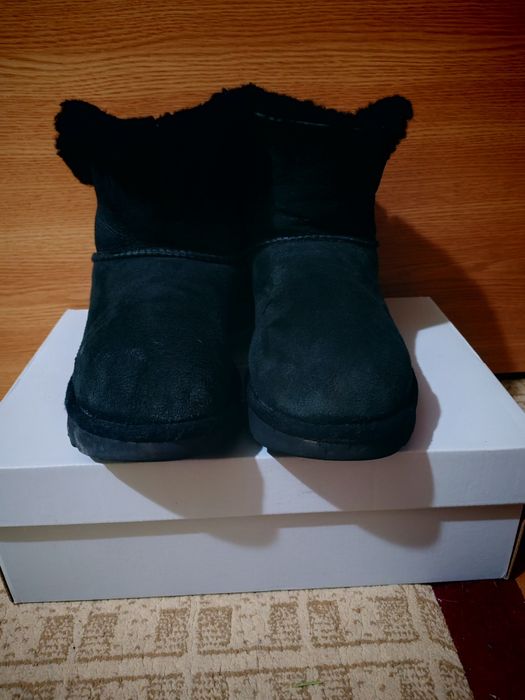 Vând ghetuțe UGG