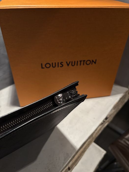 100% ОРИГИНАЛЕН Louis Vuitton Clutch Voyage MM + бележки и кутия