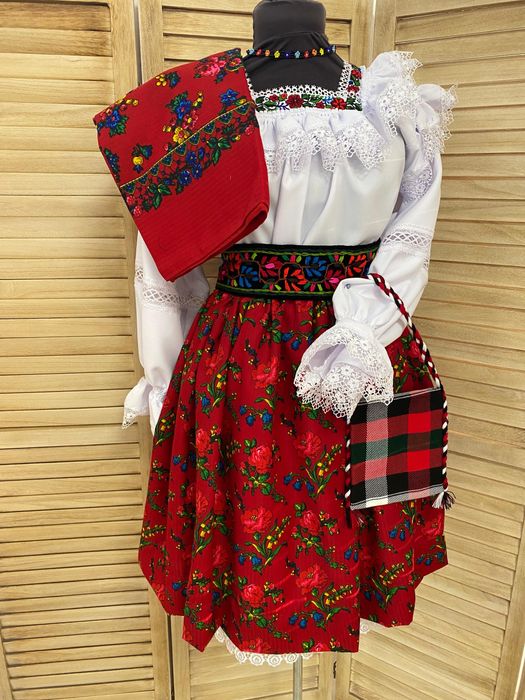 Costum popular/traditional pentru femei de Maramures complet, autentic
