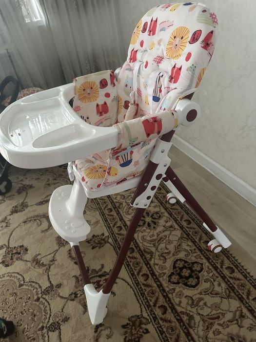 Бала отыратын.   стол