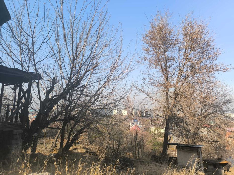 участок в Бесагаче с постройкой