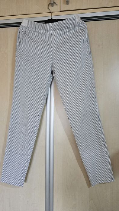Pantaloni cu dungi subțiri