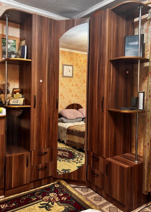 Продам угловой шкаф с комодом