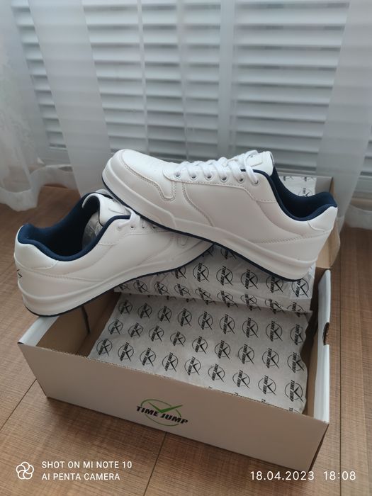 Продам продам кроссовки