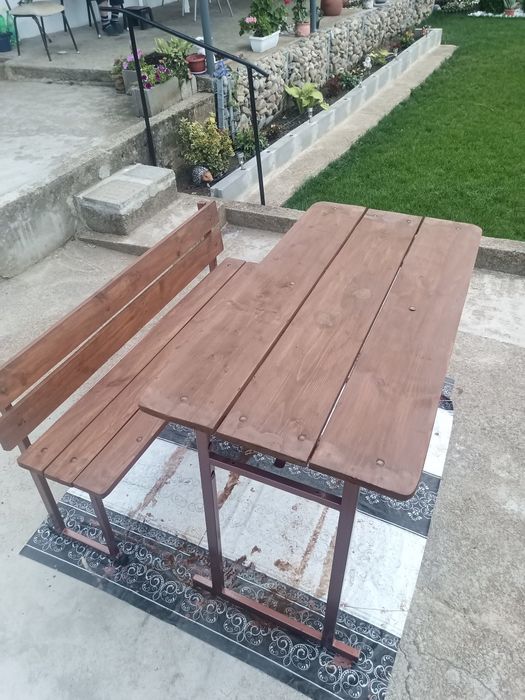Градинска пейка с маса и кафез за птици