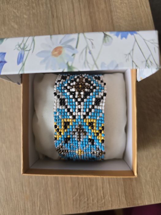 Ръчно изработени гривни за специални хора