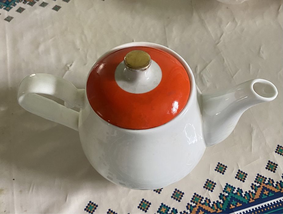 Продам фарфоровый чайник