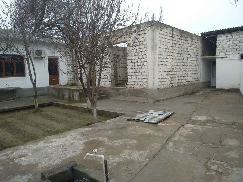 Икки қаватли  ярим коттедж уй ( дом) сотилади . Уй замонавий ремонт қи