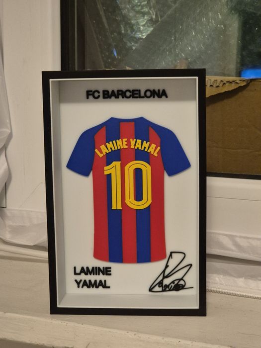 Ramă cu tricou Lamine Yamal - 14x21.5cm, decorativ, fotbal, cadou

Dim