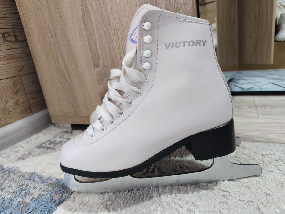 Фигурные коньки теплые 36 размер