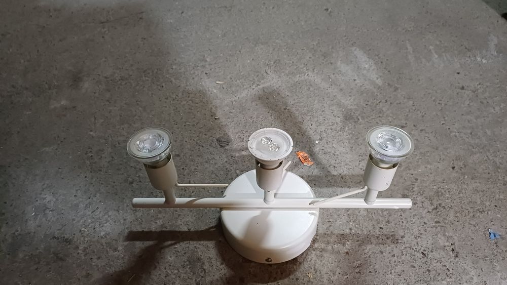 Vand lustra cu 3 becuri