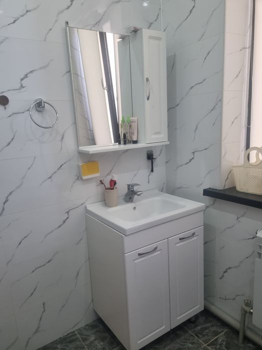 Тумба с зеркалом для ванной комнаты