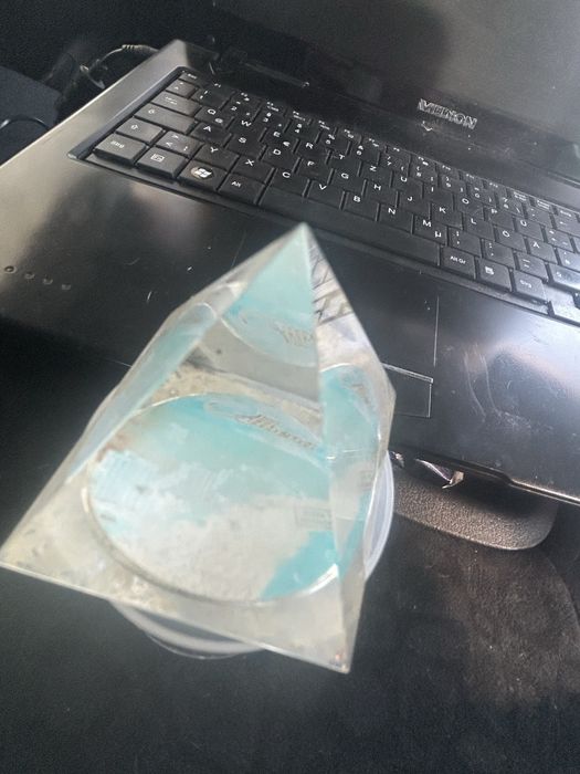 Прозрачна малка пирамида