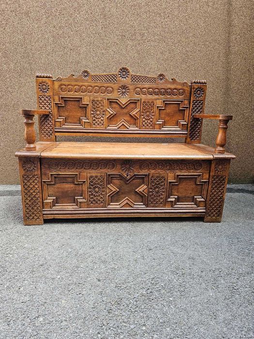 Уникален ретро шкаф с дърворезба