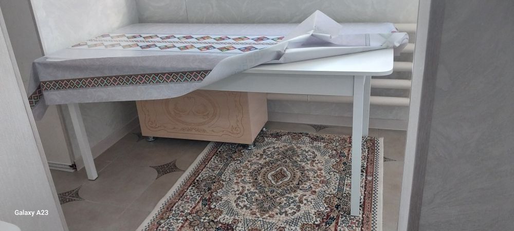 Стол и стуля и табуретка