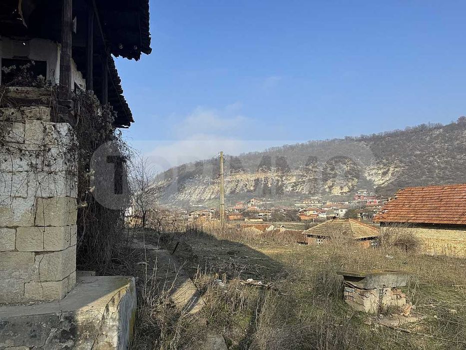 Къща в живописното село Сваленик