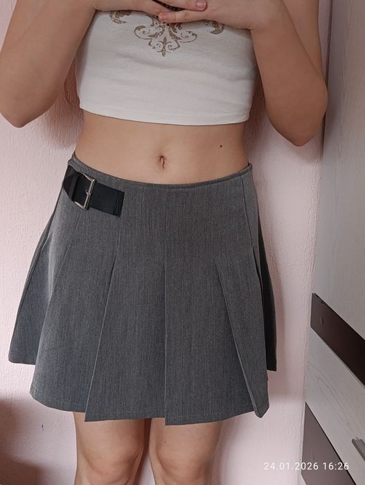 Сива плисирана пола