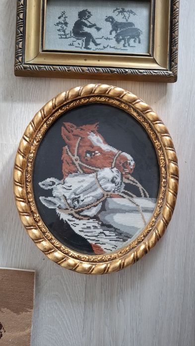 Vând goblenuri cusute inramate