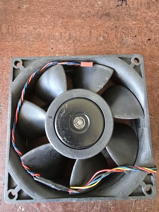 Продам вентилятор  12в 1.8A