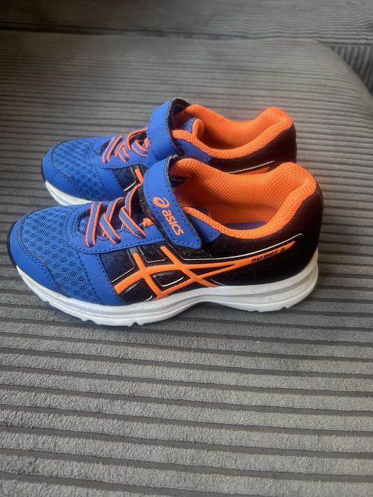 Маратонки Nike и Asics