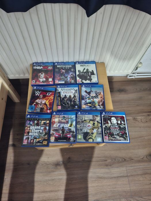 продавам playstation 4 slim 500gb със десет игри и един джойстик