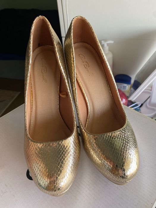 Златни обувки на ток / токчета