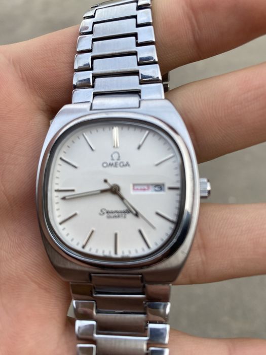 Omega soati oq rangda