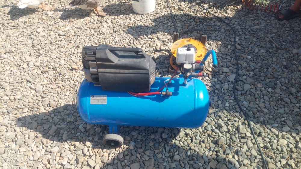 Vind compresoare 100l si 50 l