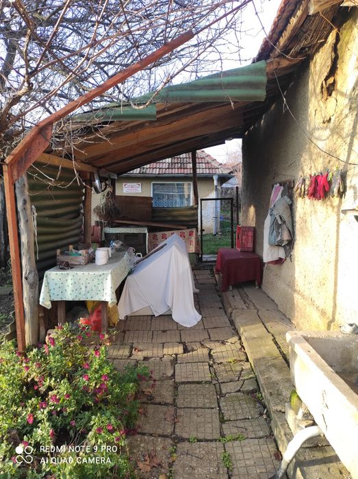 Продавам къща с двор общо място 1500 квадрата!