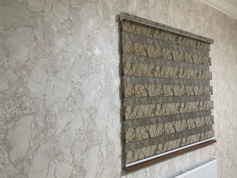 Rom eshik oynalarini tosuvchi jalyuzi pardalar