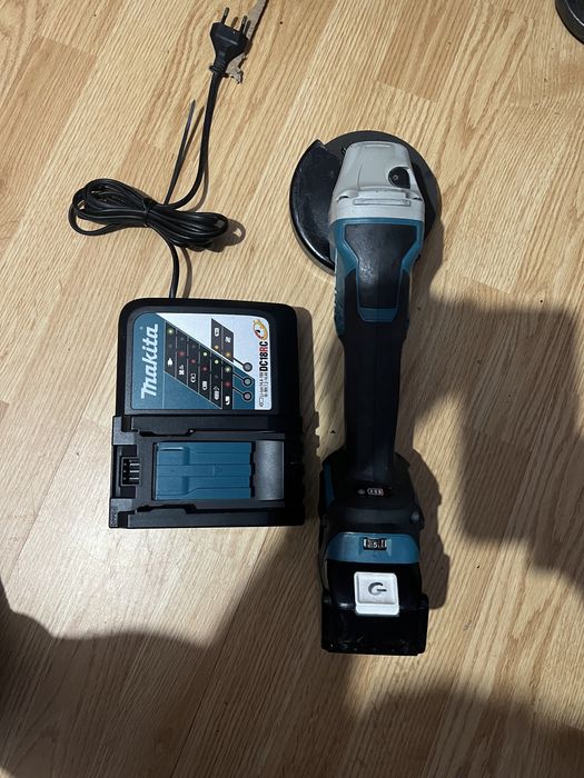 Vand flex makita DGA 517