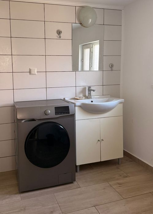 Închiriez casa la curte