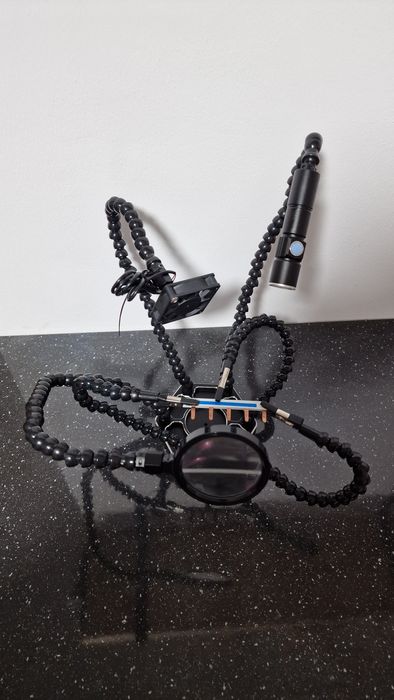 A treia mana pentru electronist/bijutier/ceasornicar