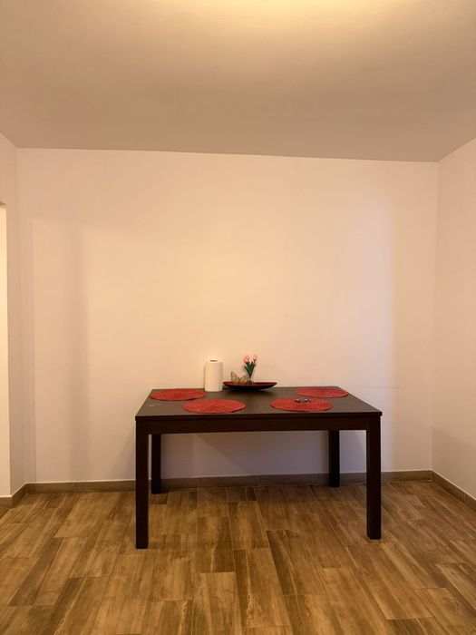 Închiriez apartament.