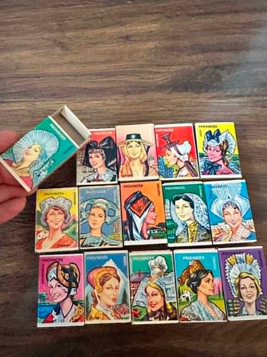 Различни комплекти кибрити
