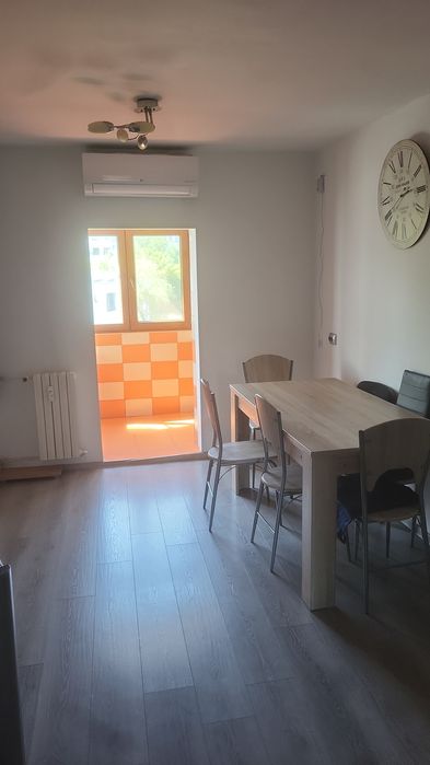 Vand apartament cu 3 camere vis a vis de Liceul Pedagogic